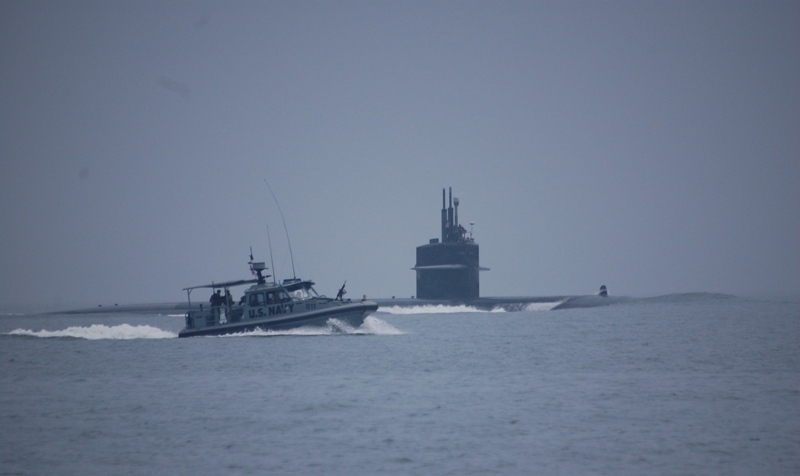 En "liten" ubåt glider förbi Mahimahi